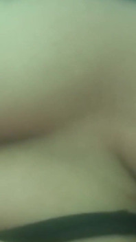 Sexy filipínská milfka si hraje se svými krásnými kozami
