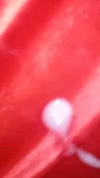 Sissy Leatransteen masturbeert en komt klaar in een rood satijnen lichaam
