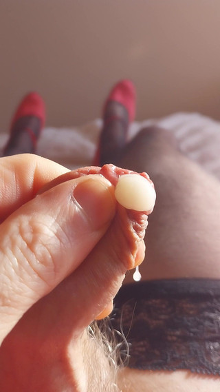 Cindy Belfast: Âm vật nhỏ bé Sissygasm trong quần lót màu hồng...