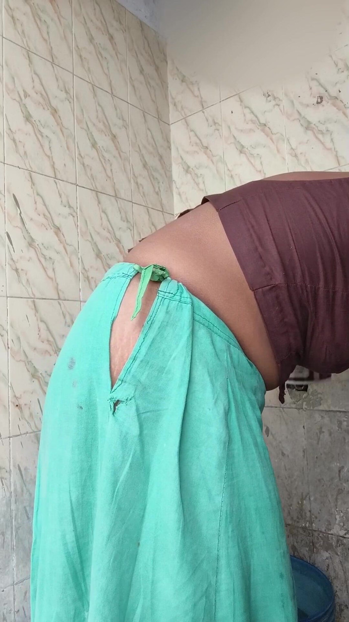 RoboticApple28: Simran Bhabhi купающееся на улице, пресс-шоу сисек и киски