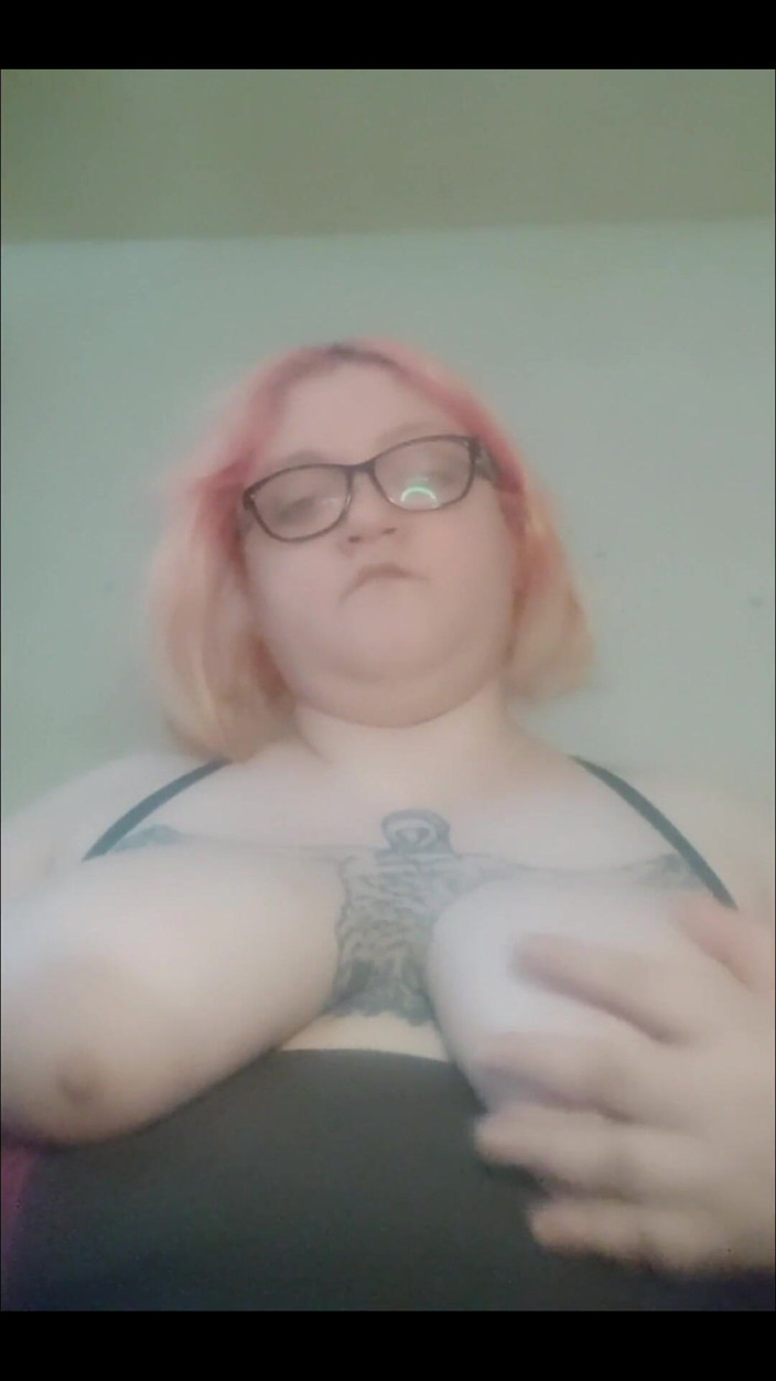 Anerisamp: Une amputée joue avec ses énormes seins - ralenti