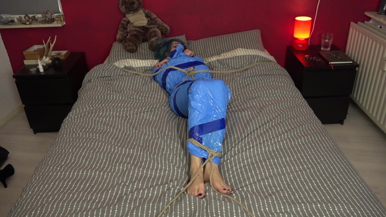 Restricting Ropes: Luna Grey - mumifikované na posteli