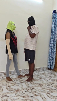 Deux amis se retrouvent pour une séance photo Insta