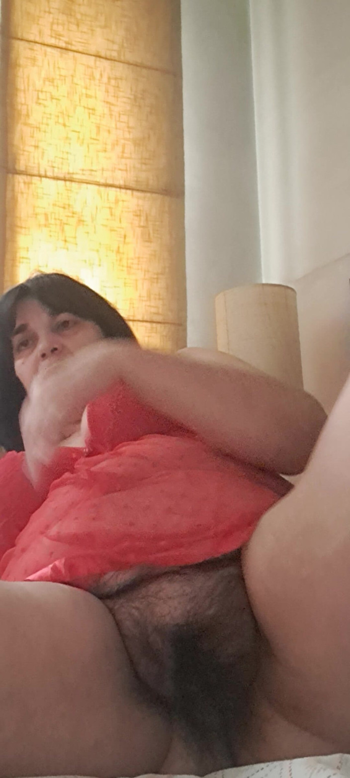 Mommy big hairy pussy: セクシーな赤いビデオカメラの継母