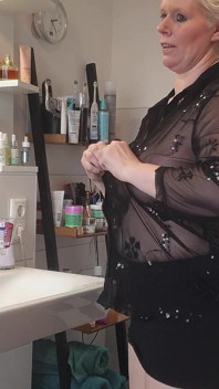 Follé en el baño con una botella de perfume