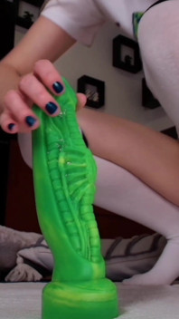 Pizdă care se întinde cu un vibrator cool extraterestru
