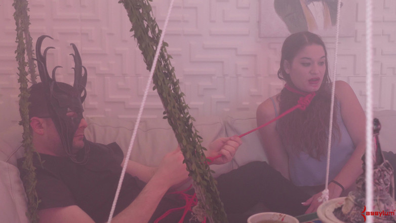 Assylum & Slavemouth: 주인의 발과 엉덩이를 숭배한 후 따먹히는 핫한 버블 엉덩이 밀프