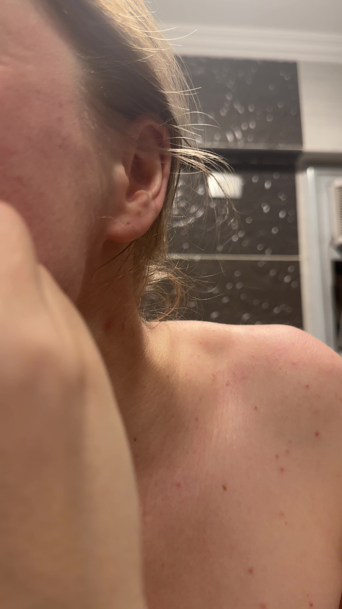 SweetLucy96: Sexy blondýnka s rovnátky