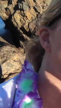 Guía de viaje rubia sorprende al turista en la playa y luego folla en su casa - 2 escenas en 1