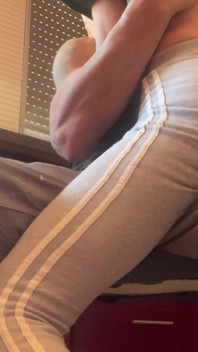 Sesso accidentale fatto in casa in cucina - moglie calda succhia e cavalca un grosso cazzo