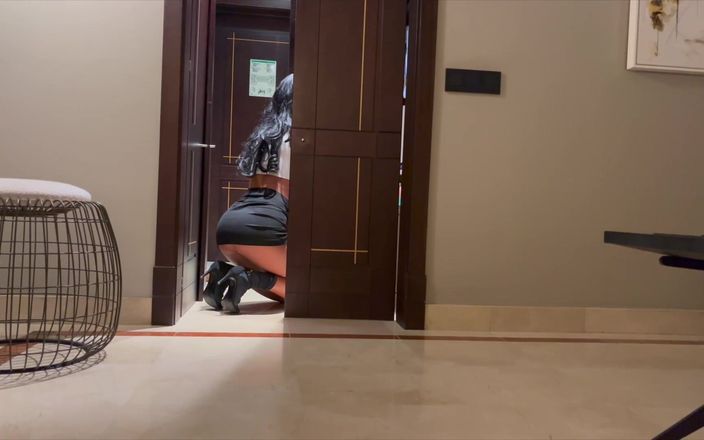 Who is Lilly: Sürtük sekreter fazla mesai yapıyor, sert sikişiyor ve işten sonra...