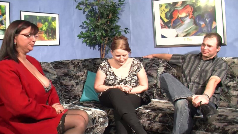 German amateur couples: BBW German sluts sharing dick in steamy threesome