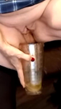 Guardami fare pipì in coppa e poi giocare con la mia figa!