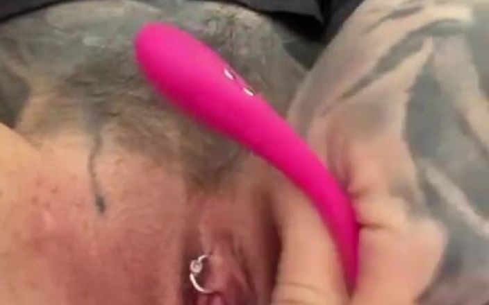 Nastasia_ink: Assista me masturbando escravo. Milf quente, buceta perfurada, brinquedo, unhas...