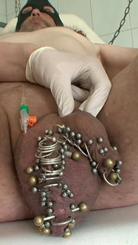 Blondes schätzchen dominiert, wie sie bdsm mit riesigem schwanz macht