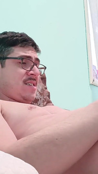 Przystojny Nerd szarpie się i Cums Thic Milk