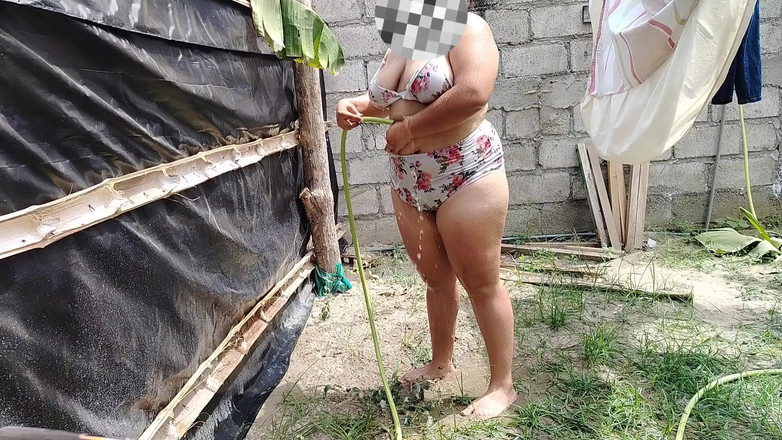 Stepmom_with_big_tits: Garota colombiana sexy toma banho em um lugar público e...