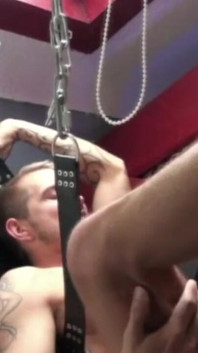 Stephane raw wird von sexy muskel-boy-manager im hotel gefickt