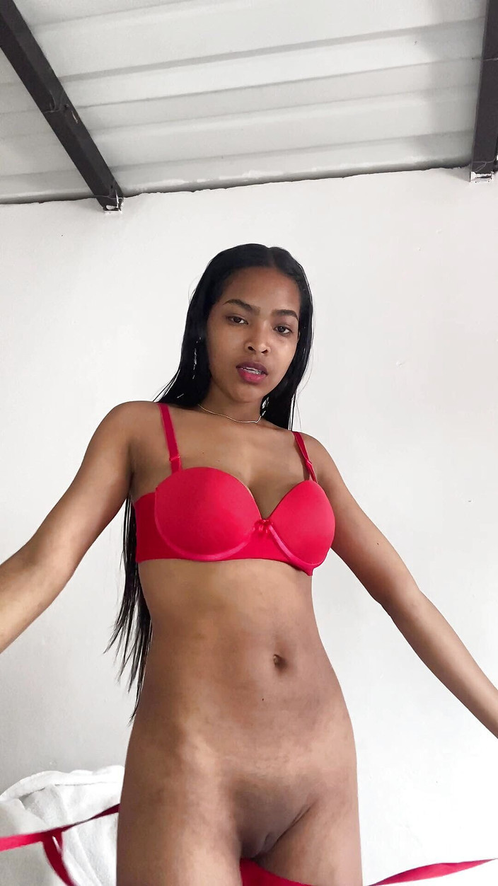 Katiaycerba: Sexy červené spodní prádlo, velmi bohatá masturbace