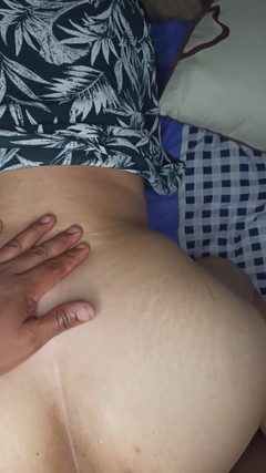 E-Alfa: Bohatý šuká s mým sousedem