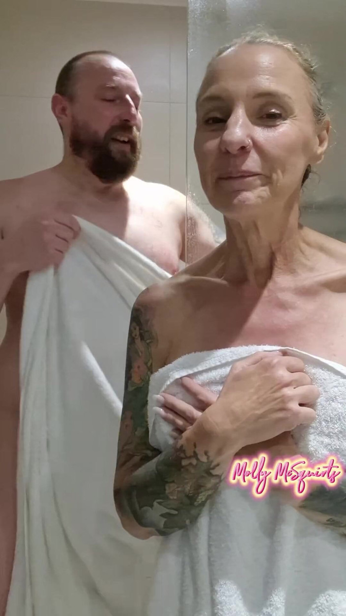 Molly McSquirts: ロンドン人と共にシャワーとおしっこ
