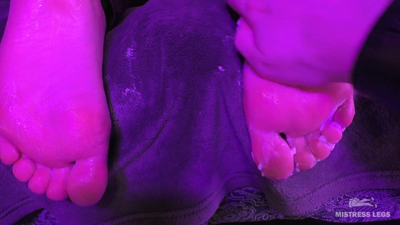 Mistress Legs: Enticing wrinkled soles and toes POV massage and cream smearing
