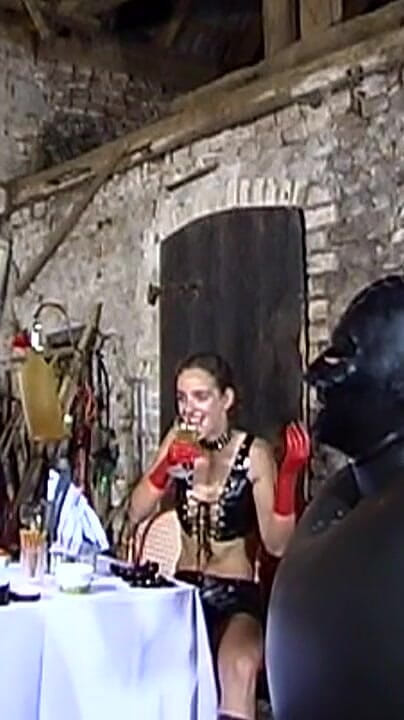 Bangora sluts: Des maîtresses en latex dominent des hommes attachés en caoutchouc...