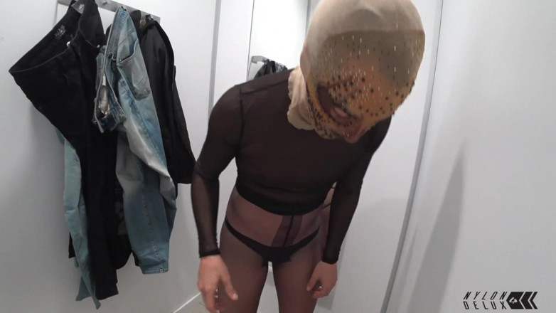 Nylondelux: Nylondelux in cloakroom