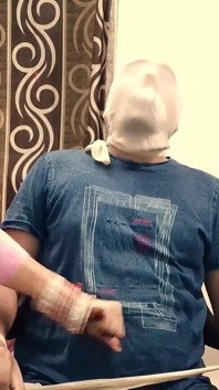 Penghinaan perbudakan pantyhose berkerudung untuk suami yang disumpal!