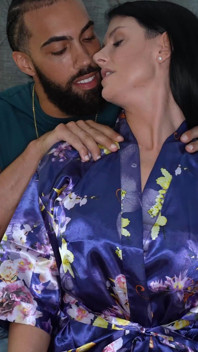 La star du porno préférée de ma femme me baise le trou du cul devant moi - touchmywife -