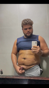 Burada spor salonunun banyosundaydım