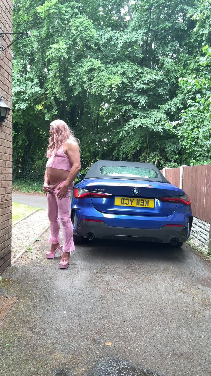 Kellycd2022: Sexy Crossdresser Kellycd2022 v růžovém oblečení a podpatcích