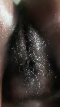 Sexy behaarte schwarze muschi ganz in deinem gesicht