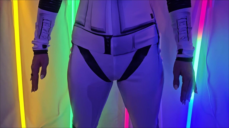 Flexble Hanna: Robot holka masturbuje a stříká z balonu