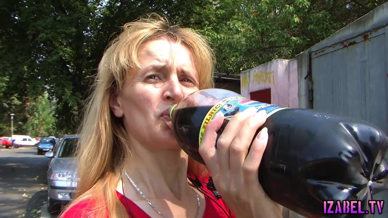 Izabel tv: Mature showing tits outdoor