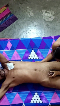 Hermanastro se folla a la hermanastra cuando ella atrapó a mano roja