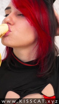 Zkoušení kouření na banánu skončilo nedbalým deepthroatem s polykáním spermatu - kisscat