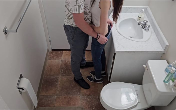 Ohseehere: Sinh viên làm tình trong nhà vệ sinh