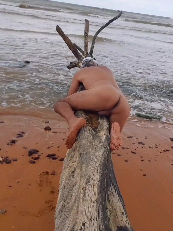 Ladysilvas: Ladysilva nue sur la plage exhibe son cul sexy