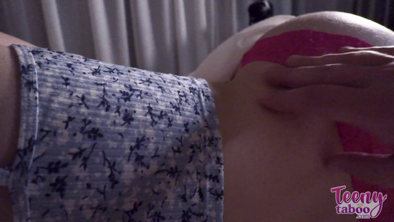 Teenytaboo: Minxx are parte de ejaculare înăuntru cu șefii ei