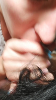 Première pipe et éjaculation sur les cheveux