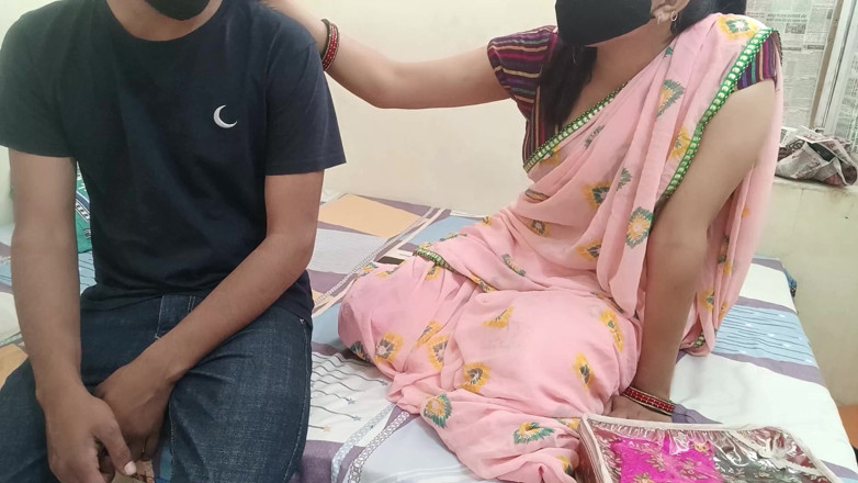 Yourdidipriya: 彼女の誕生日にBhabhiにブラジャーとパンティーを贈り、その見返りに猫を犯されました