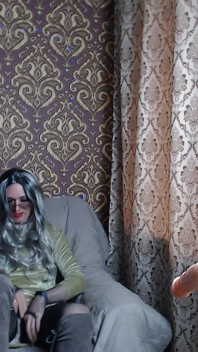 Pelacur Crossdresser Mencoba Tampilan Baru