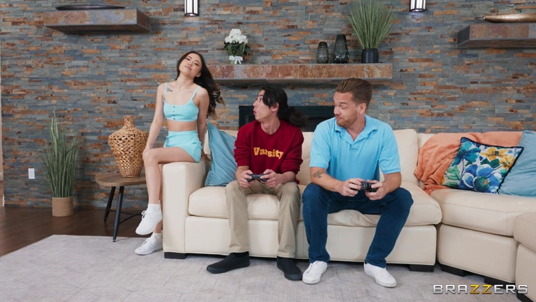 BRAZZERS: Brazzers - Lil Aziatische Lulu Chu heeft 2 pikken nodig om zich...