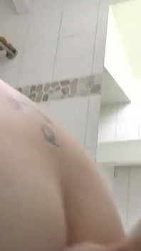 Rubia puta consigue duro follada en trio