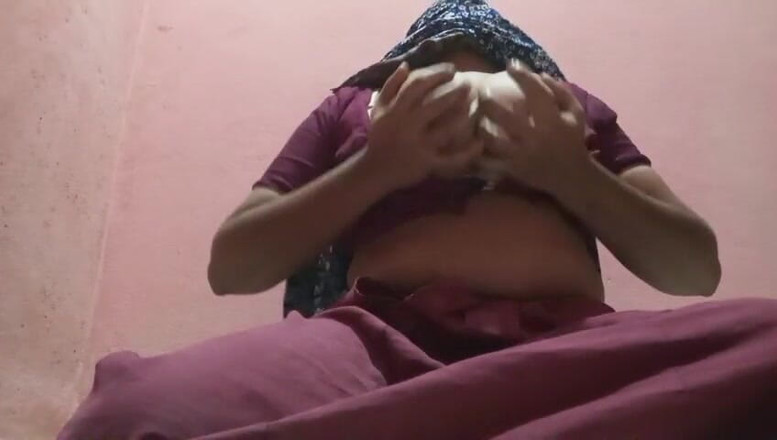 Nazmabd: Desi vhabi menunjukkan payudara besar