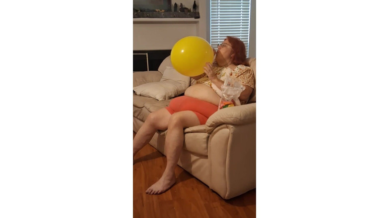 BBW nurse Vicki adventures with friends: Video vicki si suster semok yang lagi disuruh nyepong dan...
