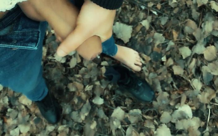 Idmir Sugary: 공원에서 맨발로 자위 - 신발과 발에 사정