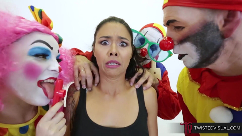 Twisted Visual: Gelukkige Aziatische krijgt een clownbang