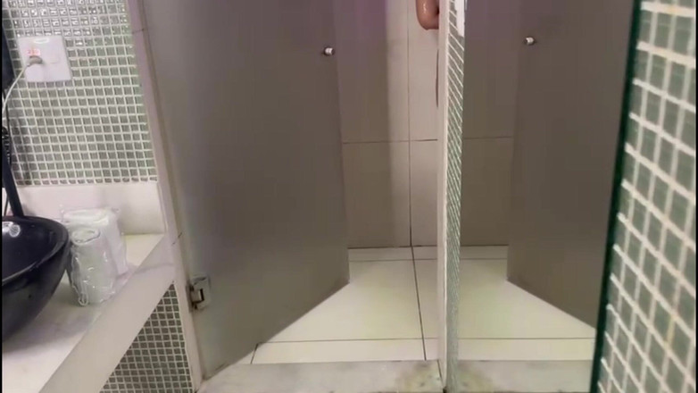 Lidi Ferrari: Üvey kuzenim beni duşta çıplak gördü ve azdı ona amımı vermek...